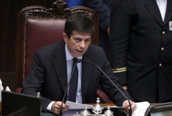 Il ministro delle infrastrutture e dei trasporti, Maurizio Lupi (PDL), parla in Parlamento.