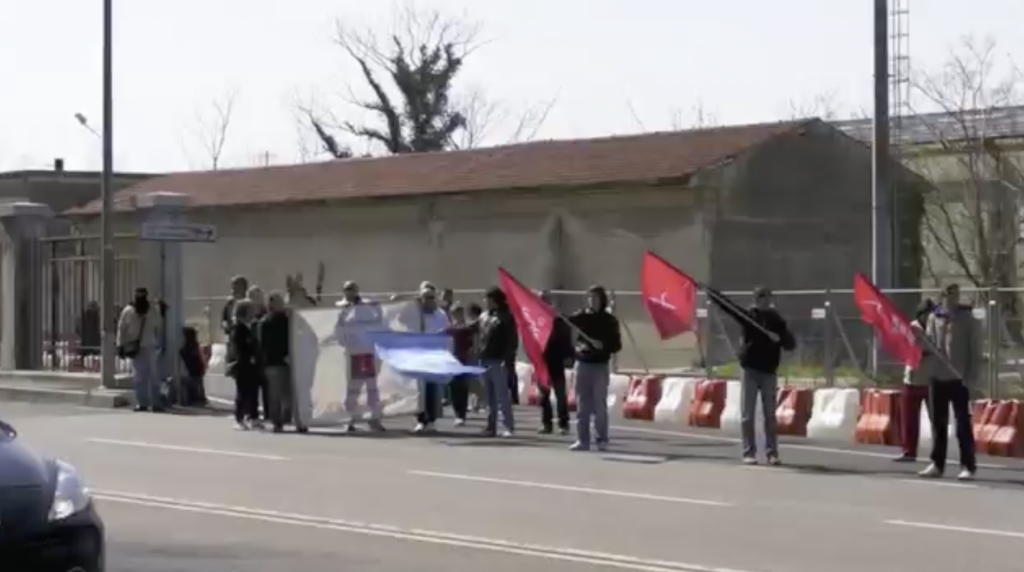 1 aprile 2012: i manifestanti di Trieste Libera chiudono simbolicamente i varchi del Porto Franco Nord, aperti illegalmente.