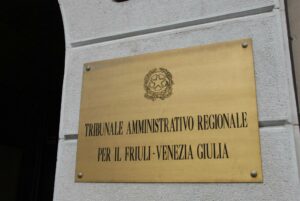 Targa apposta sulla facciata del Tribunale Amministrativo Regionale per il Friuli Venezia Giulia (TAR FVG).