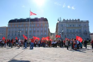 Trieste Libera festeggia l'Independence Day 2012 con un alzabandiera sul molo San Carlo.