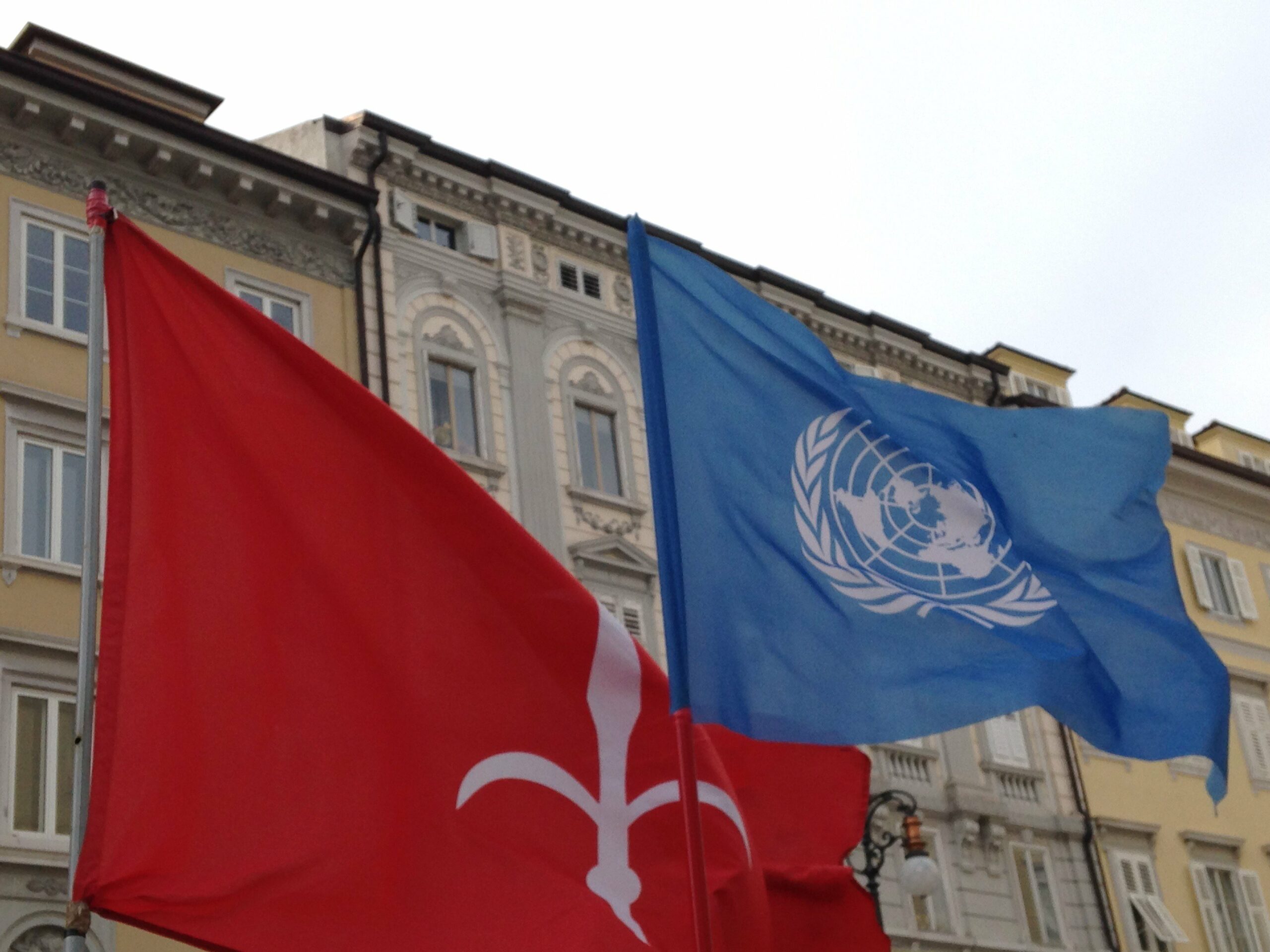 24 settembre 2013: attacchi (a salve) contro Trieste Libera. La bandiera di Stato del Free Territory of Trieste e quella delle Nazioni Unite.