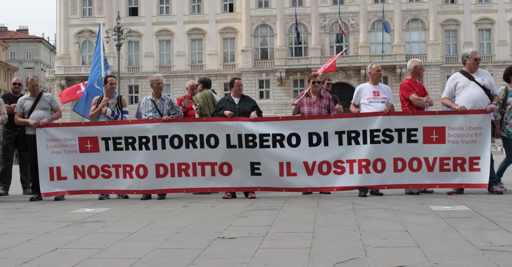 Venerdì 17 luglio 2015. Presidio davanti al Palazzo del Governo di Trieste.