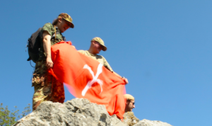 Da un'altura sventola la bandiera di Stato del Territorio Libero di Trieste.