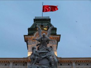 Sul palazzo del Comune sventola la bandiera di Stato del Territorio Libero di Trieste.