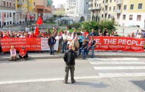 25 settembre 2013: presidio del Movimento Trieste Libera davanti al tribunale di Trieste.