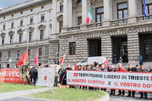 10 febbraio 2016: presidio del Movimento Trieste Libera davanti al tribunale di Trieste.