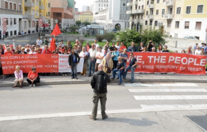 2014: presidio del Movimento Trieste Libera davanti al tribunale di Trieste.