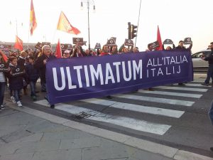 Manifestanti con striscione "Ultimatum" riferito alla situazione di degrado del Porto Franco Nord di Trieste.