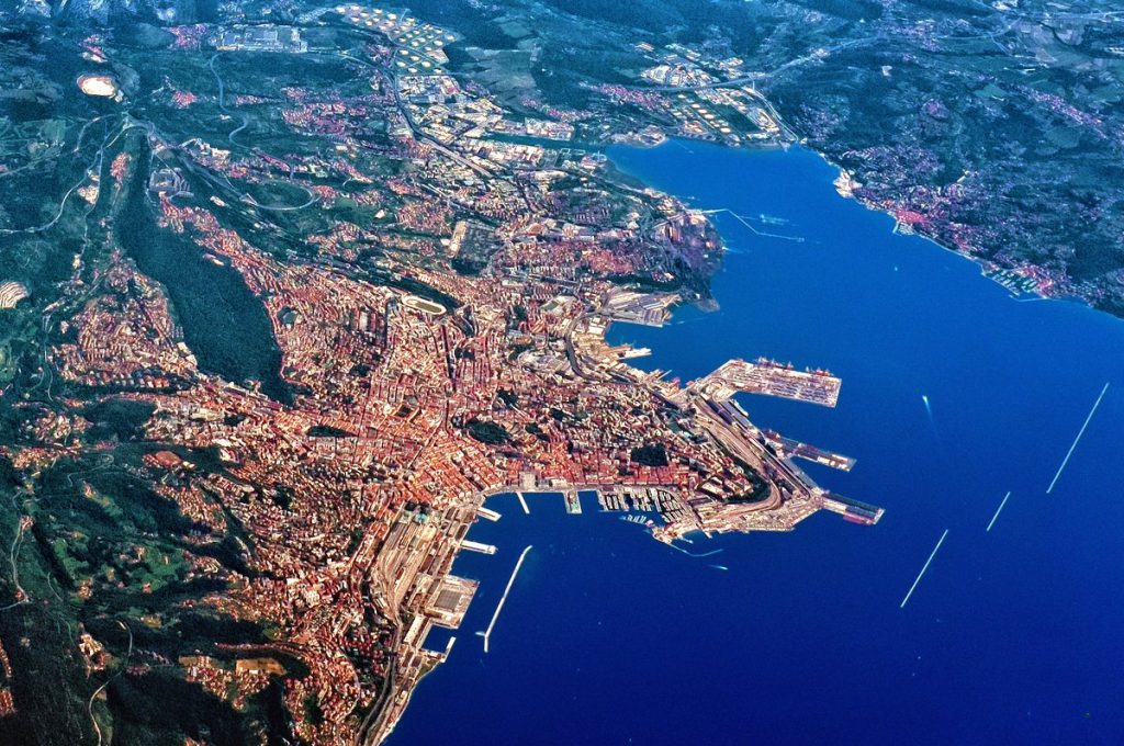 Il Porto Franco internazionale di Trieste visto dall'alto.