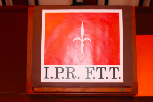 Leggio con il logo della I.P.R. F.T.T.