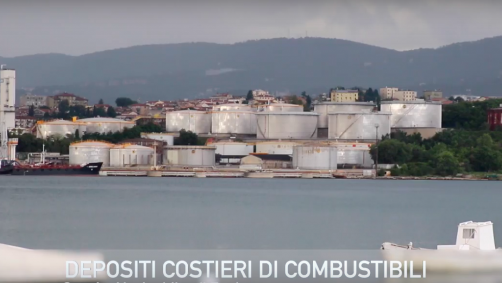 I depositi costieri di carburanti nel Porto Sud di Trieste. Il rigassificatore confinerebbe con questi impianti ad alto rischio di incidente.