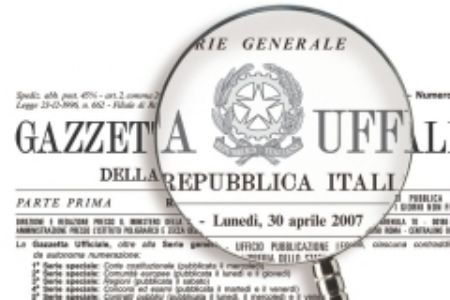 Immagine simbolica di una lente d'ingrandimento su una Gazzetta Ufficiale della Repubblica Italiana.