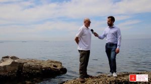 Roberto GIurastante con il giornalista di Telequattro Bernardo Gulotta sul terrapieno di Barcola, una discarica in piena zona balneare.