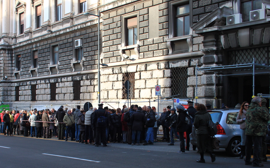 La fila di intervenienti all’ingresso laterale del Tribunale di Trieste.