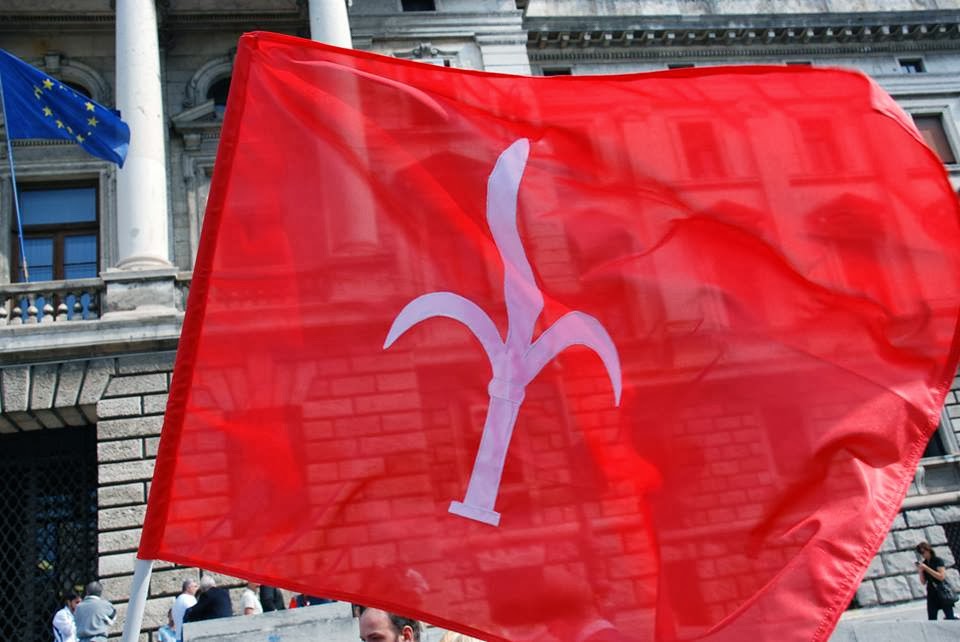 La bandiera di Stato del Territorio Libero di Trieste sventola davanti al Tribunale di Trieste.