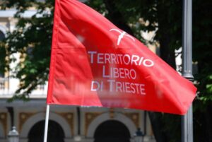 La bandiera di Trieste, alabarda argentea in campo rosso, con la scritta Territorio Libero di Trieste.