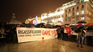 Trieste Libera ed altre organizzazioni e associazioni presidiano al Municipio di Trieste per protestare contro il rigassificatore di Gas Natural.