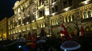 Trieste Libera ed altre organizzazioni e associazioni presidiano al Municipio di Trieste per protestare contro il rigassificatore di Gas Natural.
