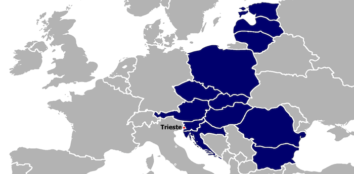 Gli Stati dell'Iniziativa dei Tre Mari in blu (Austria, Bulgaria, Croazia, Cechia, Estonia, Ungheria, Lettonia, Lituania, Polonia, Romania, Slovacchia, e Slovenia,), Trieste, con il Porto Franco internazionale, è un puntino rosso nell'Adriatico settentrionale.