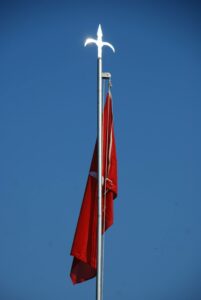 La bandiera di Stato del Territorio Libero di Trieste sventola sul confine di Stato con l'Italia.
