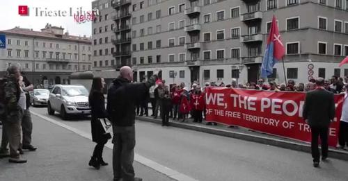 Trieste Libera: Roberto Giurastante annuncia ai manifestanti l'esito dell'udienza del 7 maggio 2014: confermata l'Ordinanza di marzo, il Memorandum di Londra non ha restituito Trieste all'Italia.