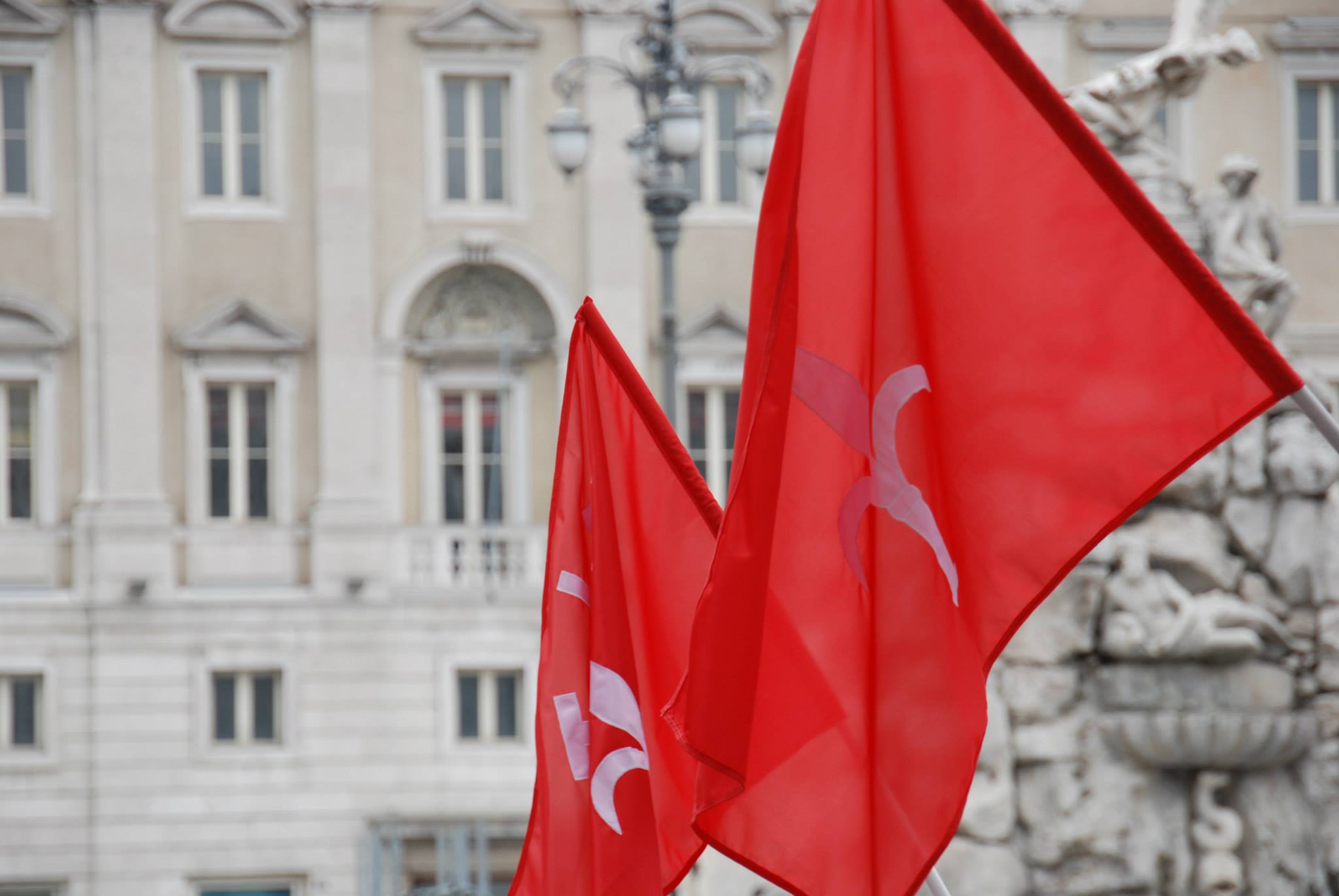 Due bandiere di Stato del Territorio Libero di Trieste in Piazza Grande o dell'Unità.