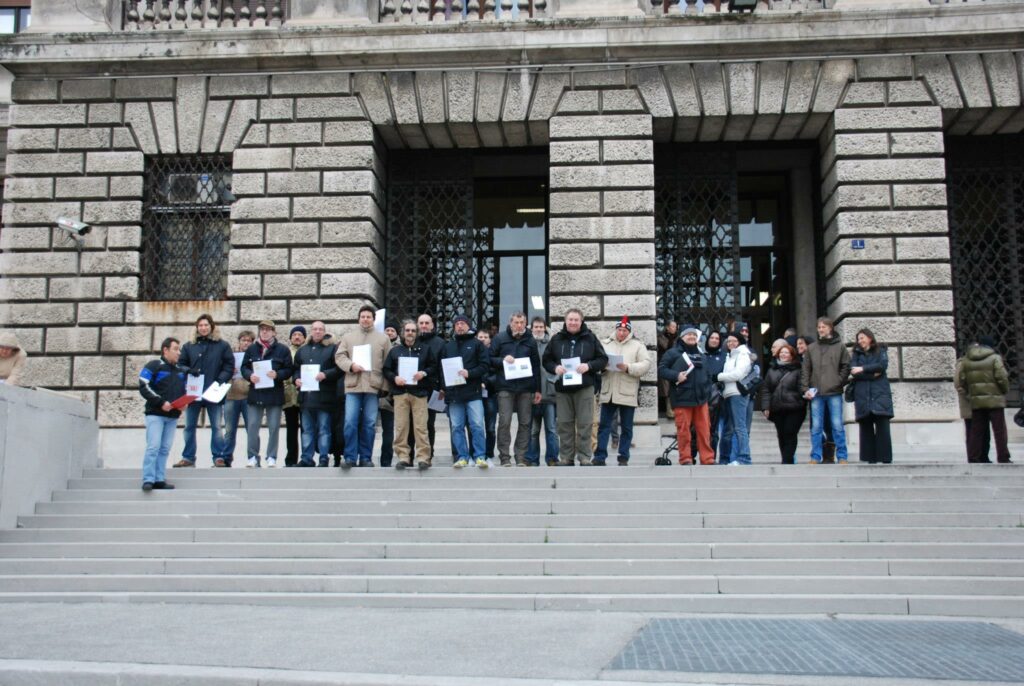 Presidio al tribunale di Trieste organizzato da Trieste Libera.