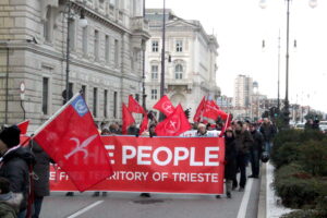 27 dicembre 2014: Trieste Libera organizza una manifestazione a difesa del Porto Franco Nord dopo che il Parlamento italiano ne ha ingannevolmente approvata la sdemanializzazione su influsso di politici locali.