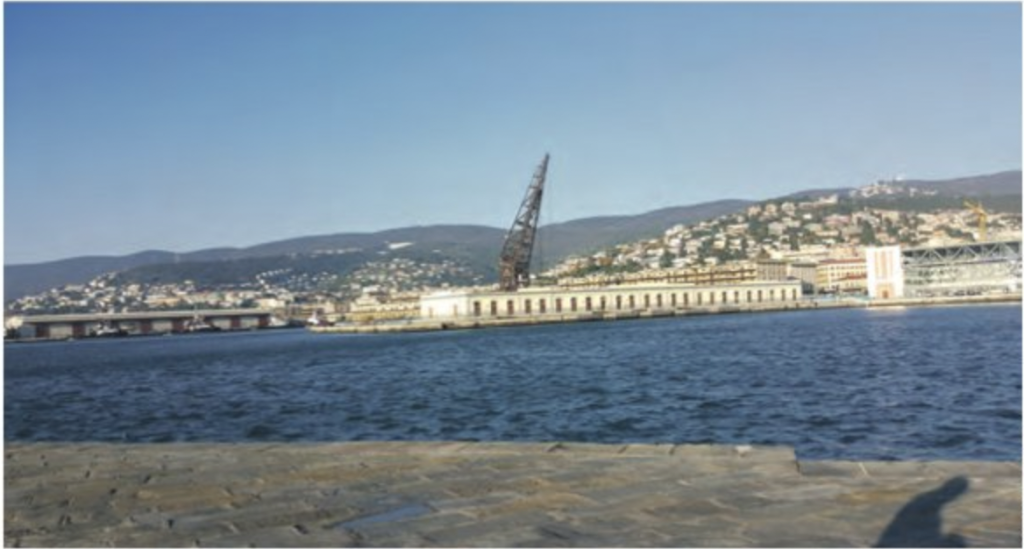 Il Porto Franco Nord di Trieste visto dalla città, foto di Tibor Pasztory.