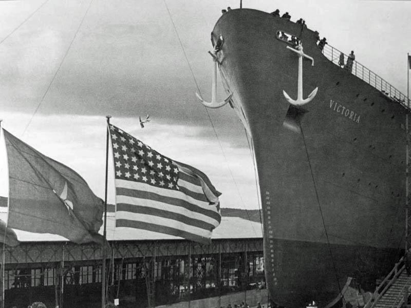 La nave Victoria con le bandiere di Stato degli Stati Uniti d'America e del Free Territory of Trieste.